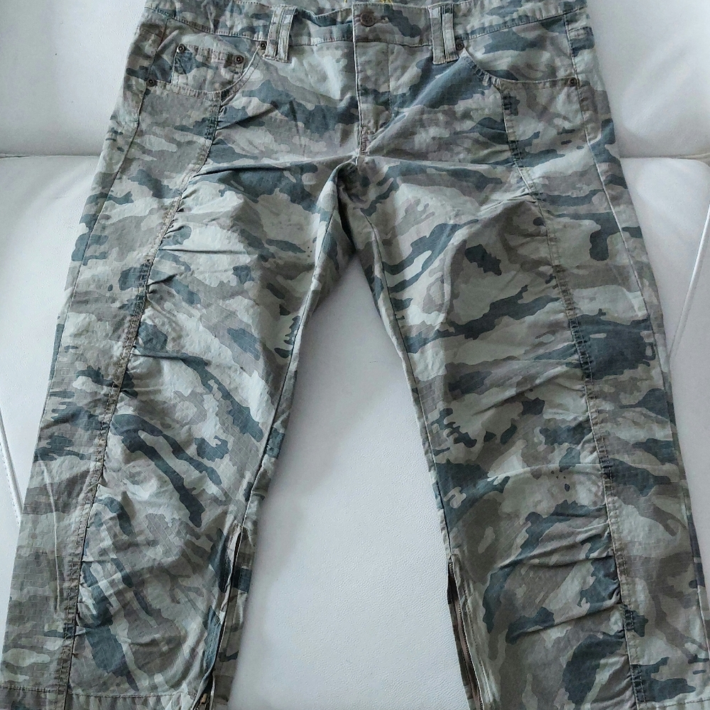 Plugg camo Capri pants size 13.